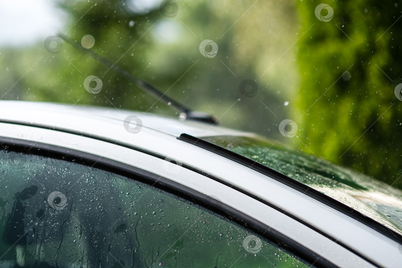 Скачать Сильный летний дождь барабанит по крыше автомобиля фотосток Ozero