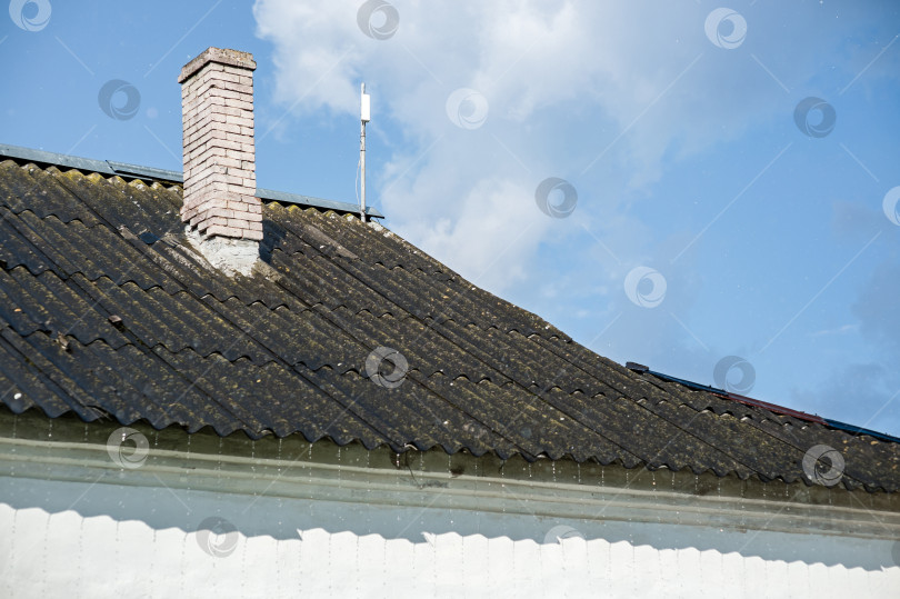 Скачать дождь капает с крыши в солнечный жаркий день фотосток Ozero