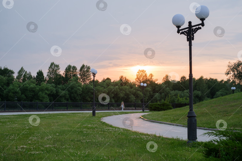Скачать пешеходные дорожки и фонари в парке фотосток Ozero