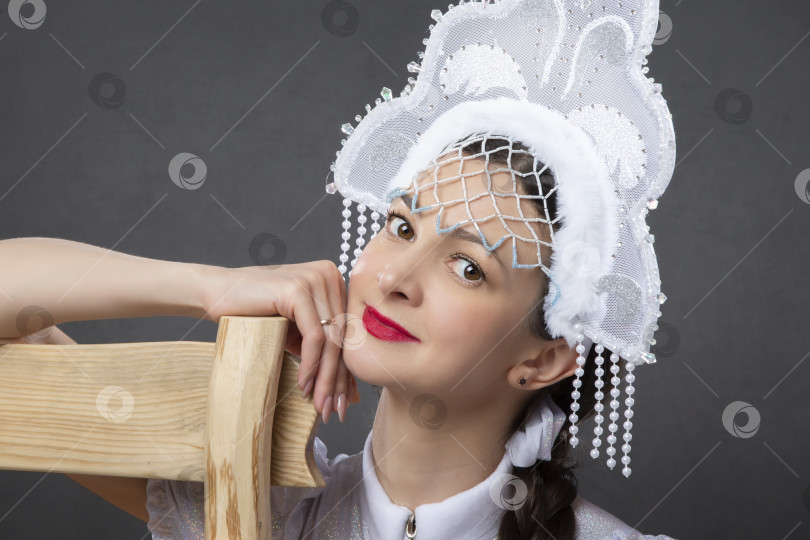 Скачать Снегурочка. Зимний портрет красивой молодой женщины в зимней короне. фотосток Ozero