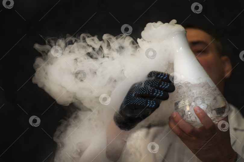 Скачать Стеклянная колба с клубами дыма в результате реакции с жидким азотом. фотосток Ozero