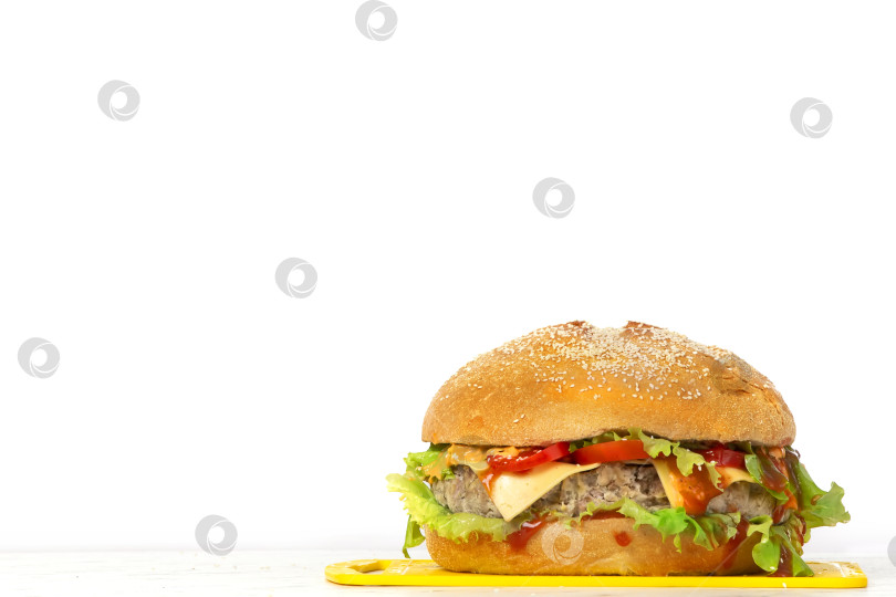 Скачать Свежий вкусный бургер, выделенный на белом фоне фотосток Ozero