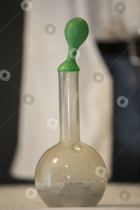 Скачать Для демонстрации научного опыта на колбу с химикатами натягивается резиновый шарик. фотосток Ozero