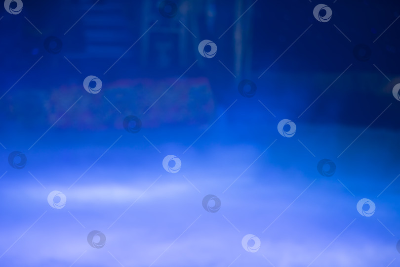 Скачать Дымчато-голубой фон сцены. Светло-голубой оттенок с клубами дыма. фотосток Ozero