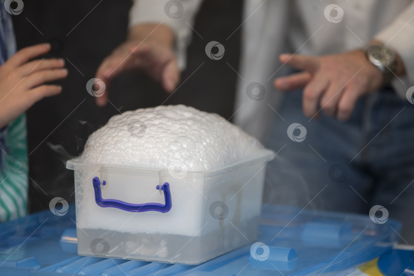 Скачать Лабораторный химический эксперимент с пеной и приготовлением на пару фотосток Ozero