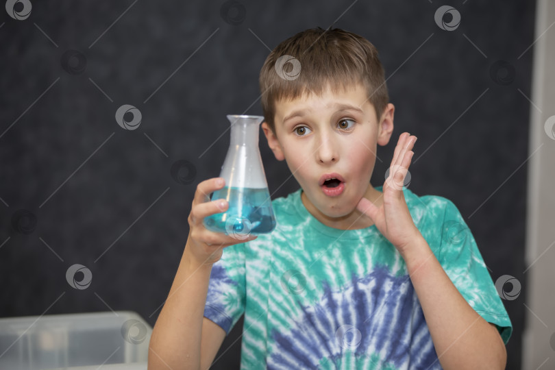 Скачать Новые научные открытия. Умный мальчик-ученый кричит от удивления, проводя химические эксперименты в лаборатории. Концепция образования. Открытие. фотосток Ozero