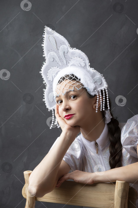 Скачать Снегурочка. Зимний портрет красивой молодой женщины в зимней короне. фотосток Ozero