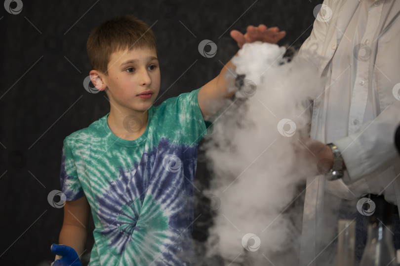 Скачать Мальчик проводит научный химический эксперимент с жидким азотом. фотосток Ozero