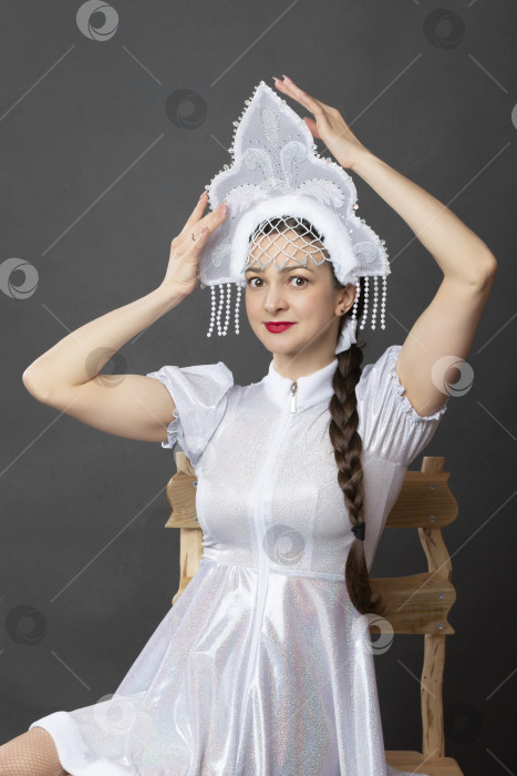 Скачать Снегурочка. Зимний портрет красивой молодой женщины в зимней короне. фотосток Ozero