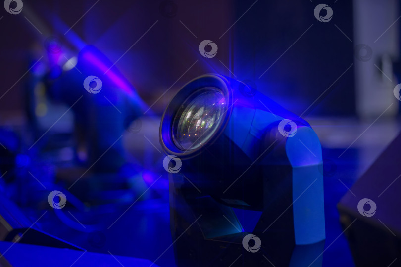 Скачать Сцена окрашена оптическим светом прожектора на темно-синем фоне. фотосток Ozero