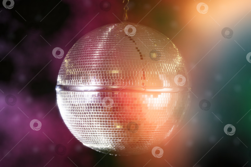 Скачать Диско-шар с яркими лучами, фоновая фотография ночной вечеринки. фотосток Ozero