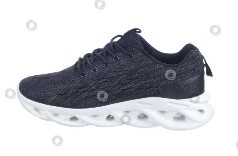 Скачать Дешевые синие тряпичные кроссовки на белом фоне, вид сбоку. фотосток Ozero