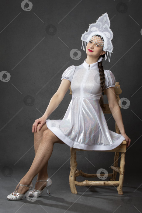 Скачать Снегурочка. Зимний портрет красивой молодой женщины в зимней короне. фотосток Ozero