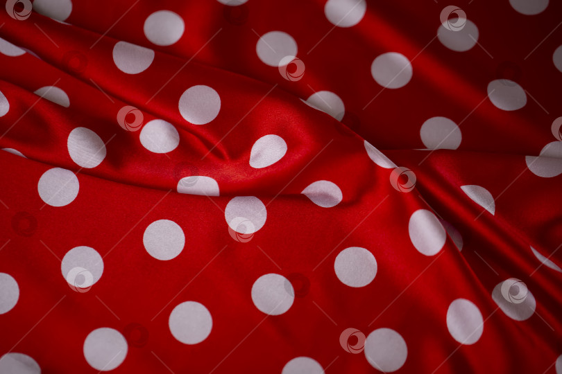 Скачать Красная шелковая ткань в крупный белый горошек. Фон в горошек. фотосток Ozero