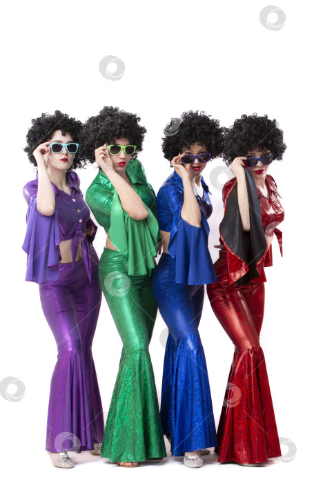 Скачать Девушки в стиле диско в ярких расклешенных костюмах и афроамериканских париках на белом фоне. Стиль семидесятых или восьмидесятых. фотосток Ozero