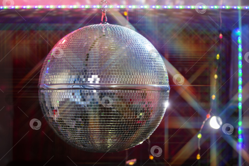 Скачать Диско-шар с яркими лучами, фоновая фотография ночной вечеринки. фотосток Ozero