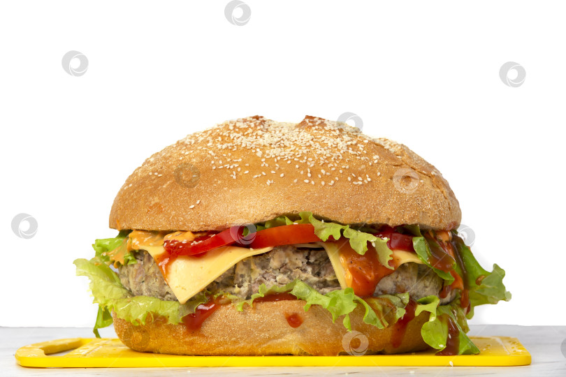 Скачать Большой гамбургер на белом фоне с пространством для копирования.Бутерброд. фотосток Ozero