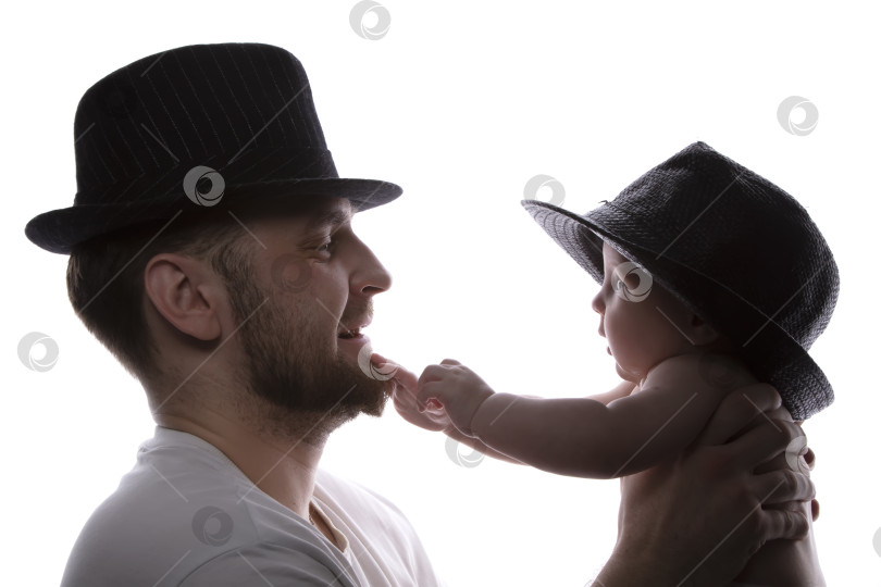 Скачать Забавные отец и ребенок в классических шляпах с подсветкой. Отец и маленький сын. фотосток Ozero