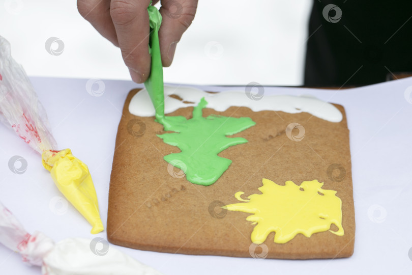 Скачать Ручная роспись рождественской елки на пряниках с кремовой глазурью. фотосток Ozero