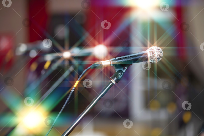 Скачать Микрофоны в ярких лучах сценического освещения. фотосток Ozero