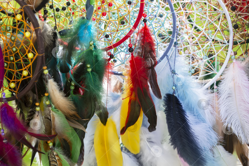 Скачать Разноцветные пушистые перья подвешены на веревочках. фотосток Ozero