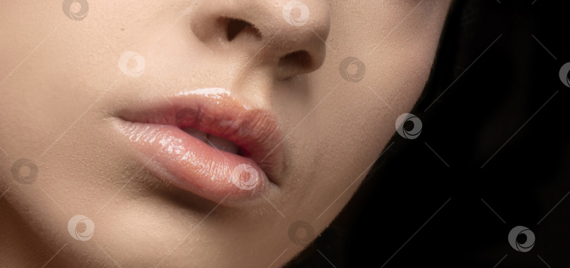 Скачать Губы красивой модницы накрашены в натуральный бежевый цвет. Матовая помада. Нюдовые цвета. фотосток Ozero