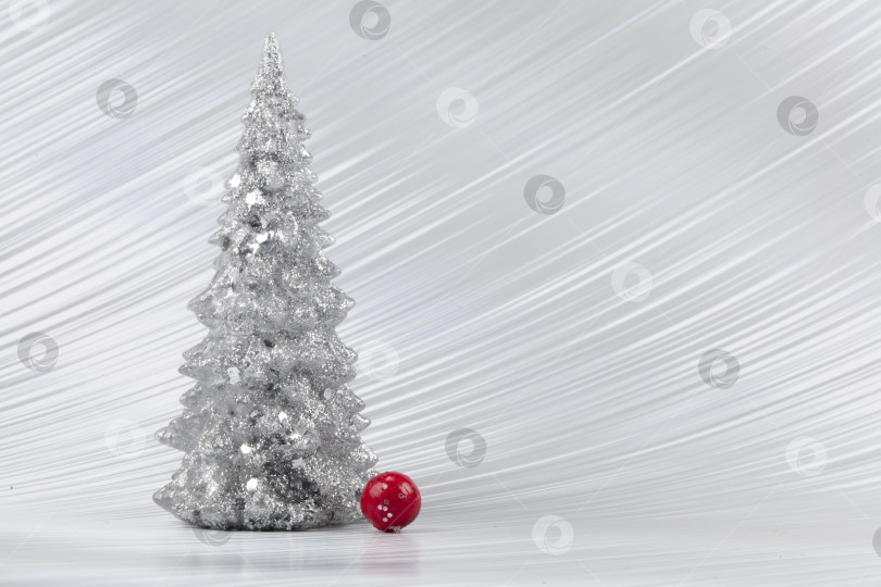 Скачать Рождественская композиция. Серебряная рождественская елка на серебряном фоне. счастливых праздников. Минималистичная новогодняя концепция. фотосток Ozero