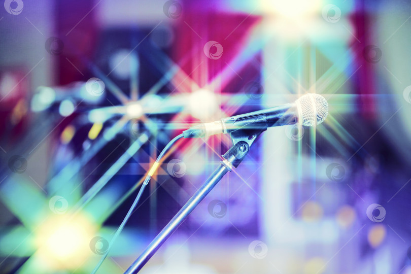 Скачать Винтажный красочный фон с микрофонами и подсветкой сцены. фотосток Ozero