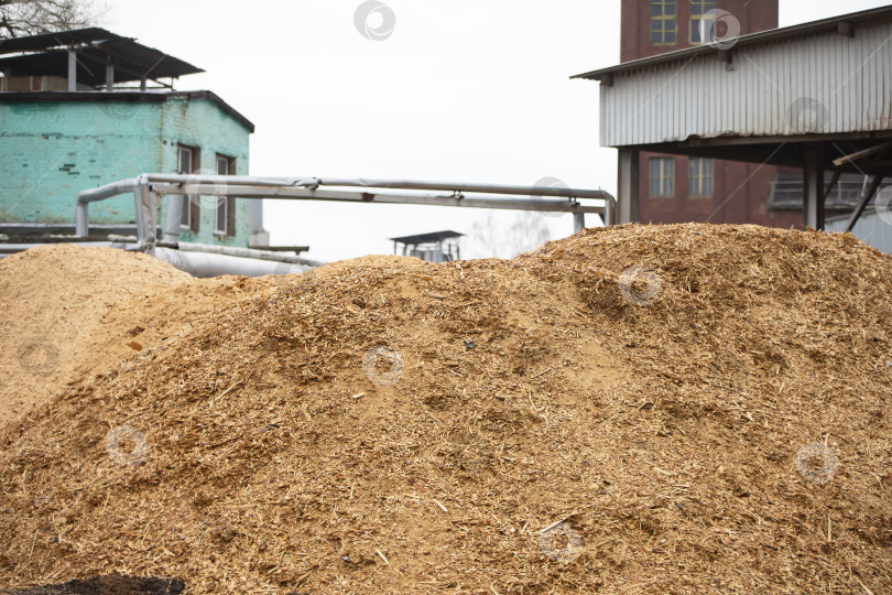 Скачать Опилки, сваленные в кучу на деревообрабатывающем заводе. фотосток Ozero