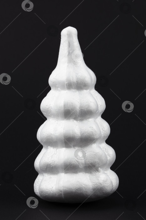 Скачать Рождественская композиция.Белая игрушечная елка на черном фоне. счастливых праздников. Минималистичная новогодняя концепция. фотосток Ozero