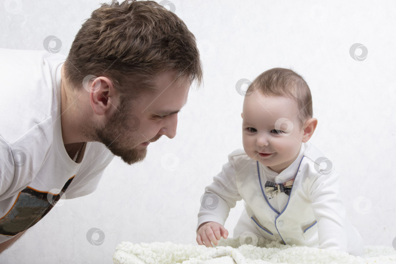 Скачать Отец разговаривает с симпатичным ребенком. Молодой родитель. фотосток Ozero