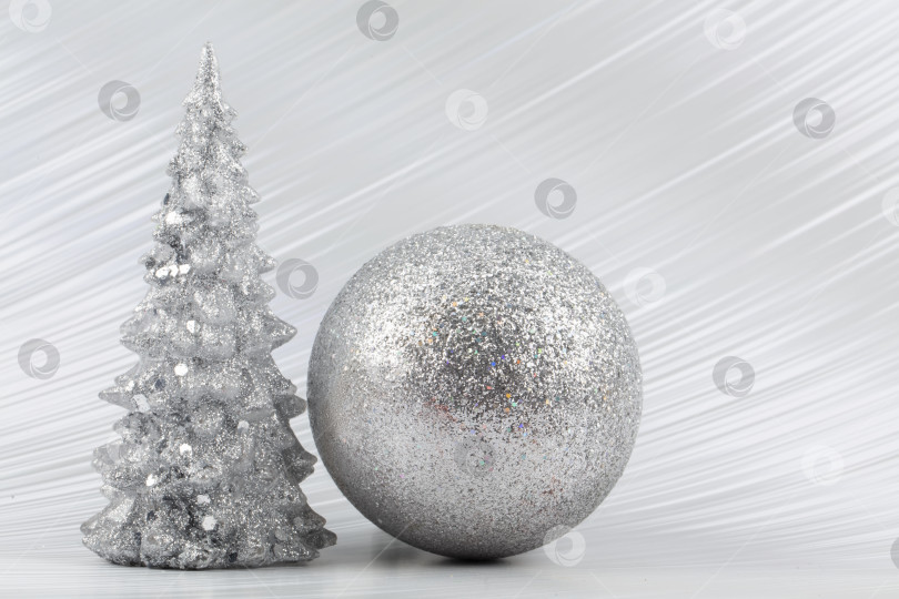 Скачать Рождественский или новогодний фон с серебристой заснеженной елкой и серебряным переходным декором. Яркий праздничный фон. фотосток Ozero