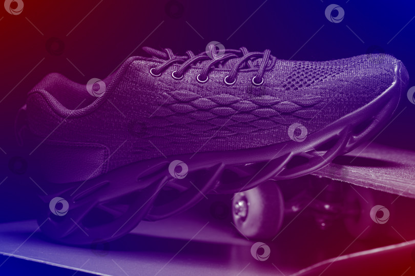 Скачать На синем фоне - силуэт кроссовки на скейтборде. фотосток Ozero