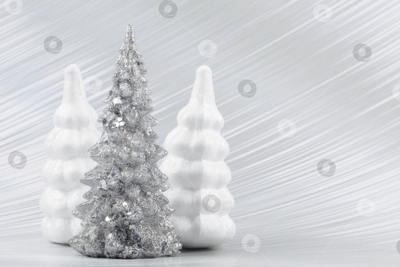 Скачать Рождественский или новогодний фон с серебристой заснеженной елью. Яркий праздничный фон. фотосток Ozero
