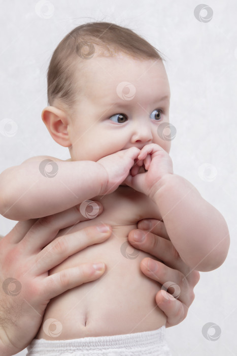 Скачать На руках у отца шестимесячный младенец. фотосток Ozero