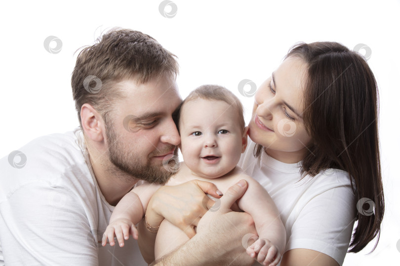 Скачать Портрет молодых родителей и малыша крупным планом. Отец и мать целуют и обнимают прекрасного маленького сына. Концепция любви, счастливого отцовства и материнства. фотосток Ozero