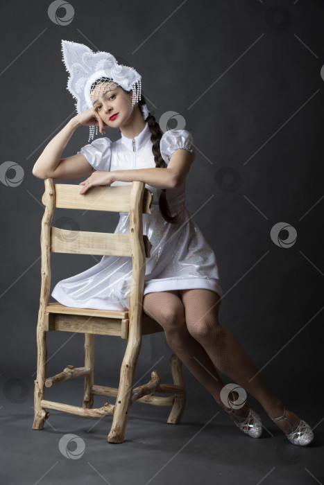 Скачать Снегурочка. Зимний портрет красивой молодой женщины в зимней короне. фотосток Ozero