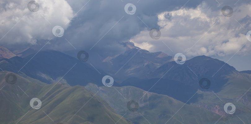 Скачать Скалистая структура высокогорья. Темные скалы. фотосток Ozero