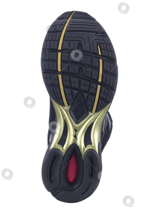 Скачать Черная резиновая подошва кроссовок с желтыми вставками на белом фоне. фотосток Ozero