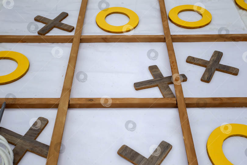 Скачать Деревянная игра в крестики-нолики крупным планом. Настольные развивающие игры. фотосток Ozero