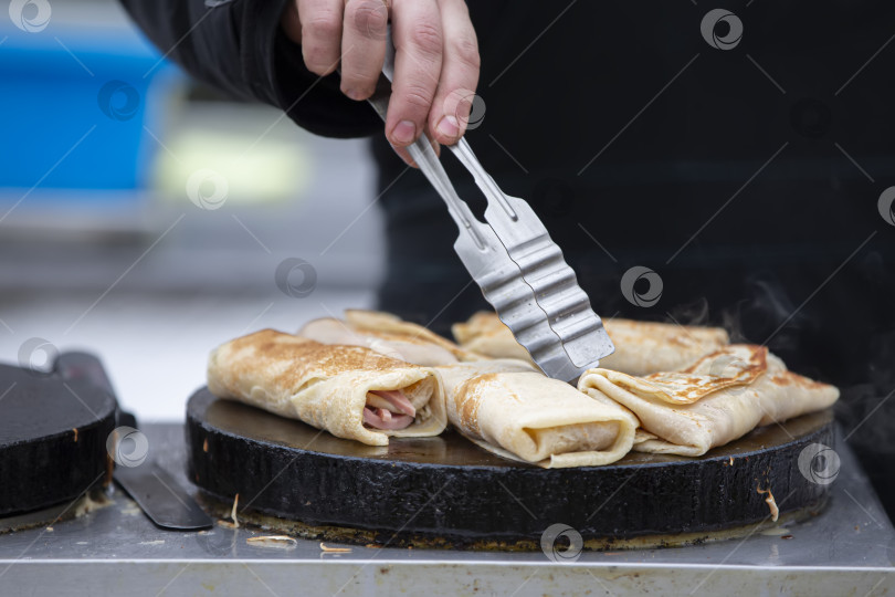 Скачать Блинчики с начинкой обжариваем на раскаленной сковороде. Выпекаем блинчики. фотосток Ozero