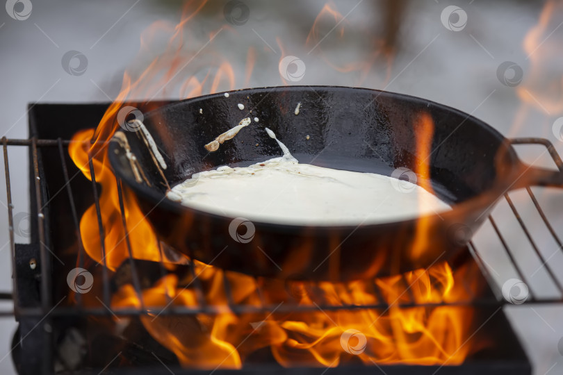 Скачать На празднике Масленицы блины готовят на костре. фотосток Ozero