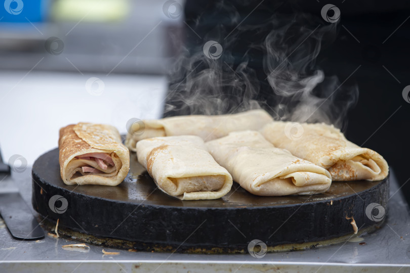 Скачать Блинчики с начинкой обжариваем на раскаленной сковороде. Выпекаем блинчики. фотосток Ozero