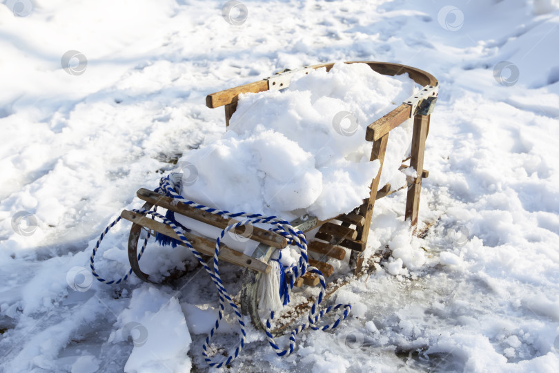 Скачать Деревянные ретро-сани на снегу. фотосток Ozero