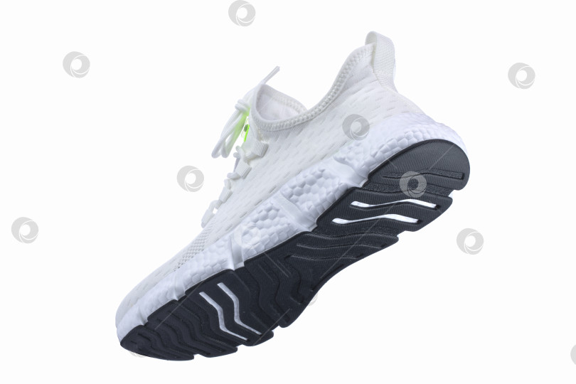 Скачать Белые кроссовки из ткани с черной подошвой на белой подошве. фотосток Ozero