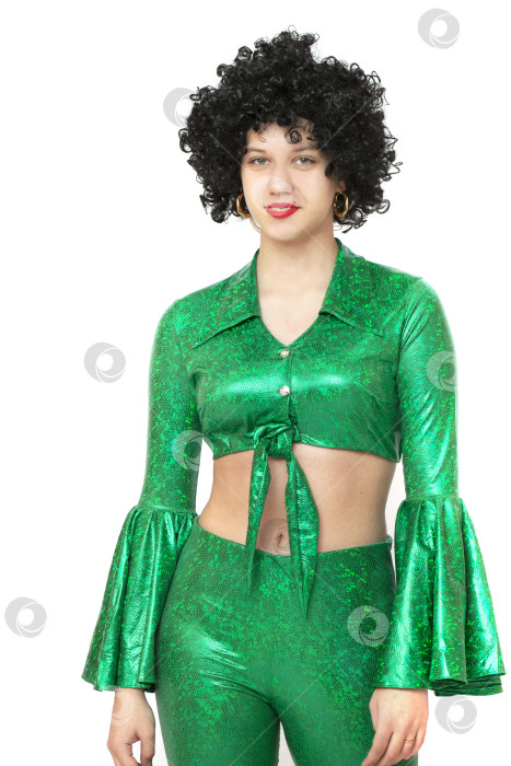 Скачать Девушка в дискотечном костюме в стиле восьмидесятых на белом фоне. Красивая молодая женщина с прической в стиле афро, одетая в роскошный ретро-костюм. фотосток Ozero