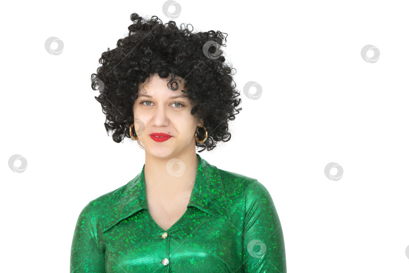 Скачать Портрет женщины в африканском парике на белом фоне. Девушка с дискотеки. фотосток Ozero