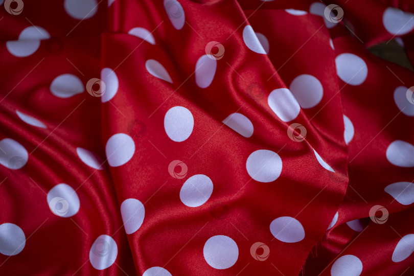 Скачать Красная шелковая ткань в крупный белый горошек. Фон в горошек. фотосток Ozero