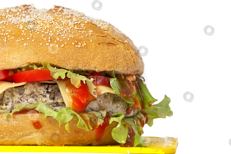 Скачать Порция свежего вкусного бургера на белом фоне. Половинка гамбургера. фотосток Ozero