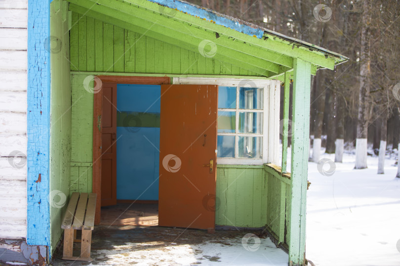 Скачать Открытая дверь на крыльце старого деревянного дома. фотосток Ozero